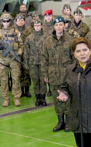 Premier Beata Szydło na spotkaniu z kobietami pilotującymi wojskowe samoloty i śmigłowce