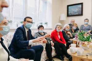 [VIDEO] Premier Mateusz Morawiecki odwiedził seniorów w Dziennym Domu Senior+ w Błoniu