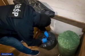 [VIDEO] Zlikwidowana fabryka papierosów, przejęte wyroby akcyzowe i amfetamina