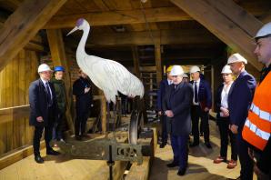 Wiatrowskaz w kształcie żurawia powrócił na modernizowany zabytkowy dźwig portowy w Gdańsku