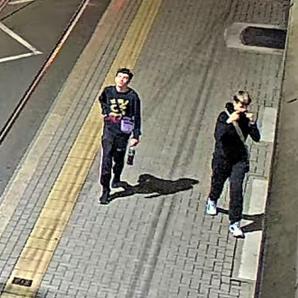 [VIDEO] Policjanci poszukują dwóch wandali za zniszczenie elewacji budynku 