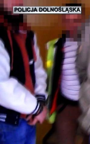 [VIDEO] Dolnośląscy policjanci zlikwidowali domowy arsenał – zabezpieczono 4 kg materiału wybuchowego i zapalniki