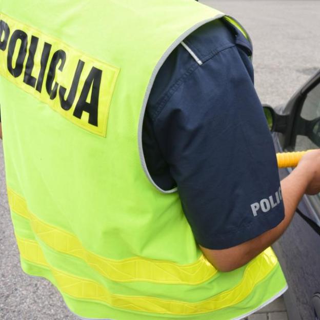 Pijany stawił się na dozór, po czym odjechał autem