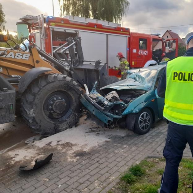 21-latek uciekał przed policją, uderzył w koparkę. Został przetransportowany śmigłowcem do szpitala