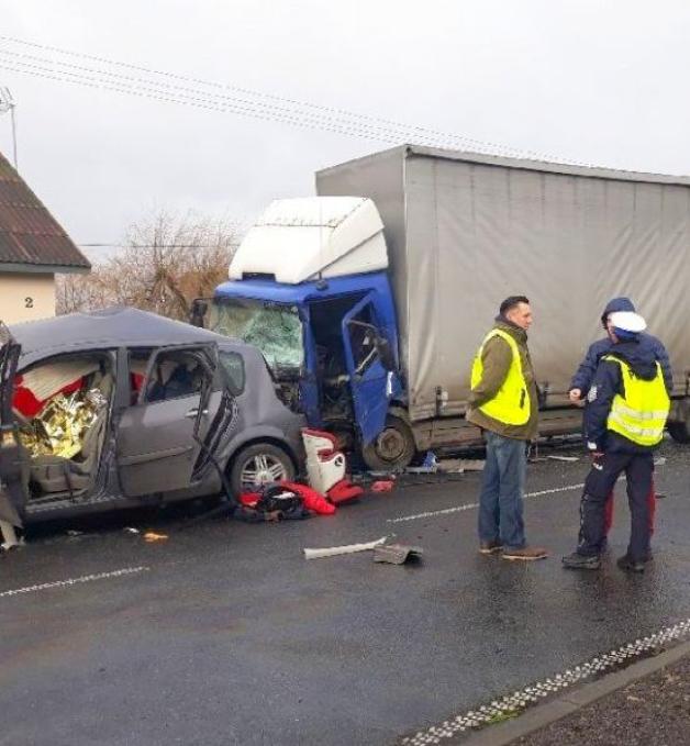 Czołowo w tira. Dwie ofiary śmiertelne. Policja apeluje o ostrożność!!!