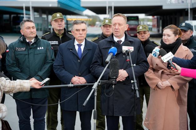 Rozmowy polsko-ukraińskie Minister rolnictwa i rozwoju wsi Roberta Telusa wraz z sekretarz stanu Anną Gembicką na przejściu granicznym w Dorohusku